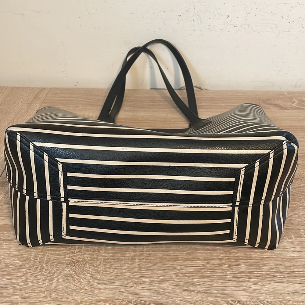 Kate Spade Arch Lauren Stripe Reversible
Tote In Black & Cream and Black. - Picture 13 of 15